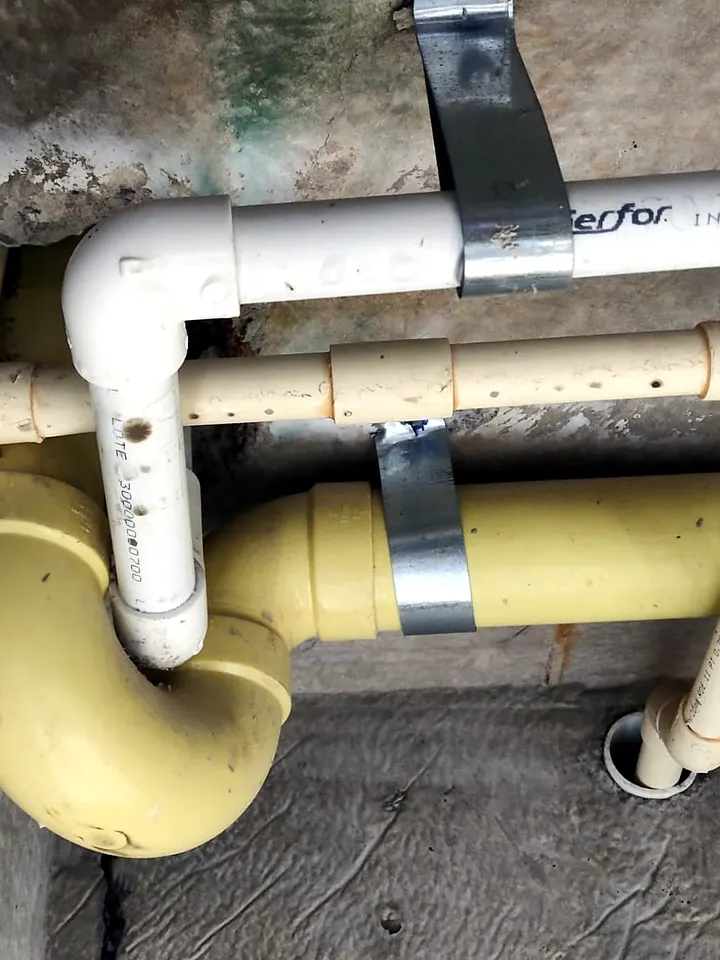 Instalación de cañerías de agua y desagüe